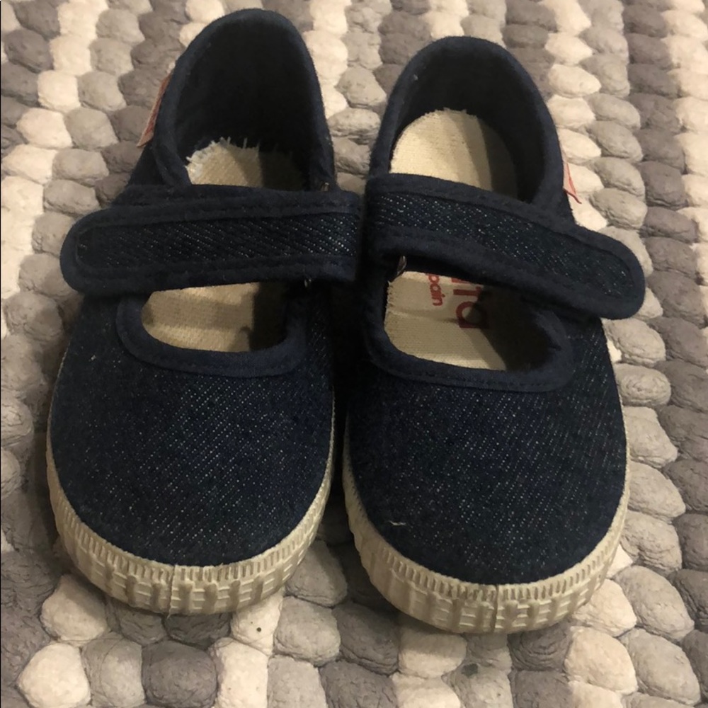 Cienta baby girl dress sneakers with Velcro strap